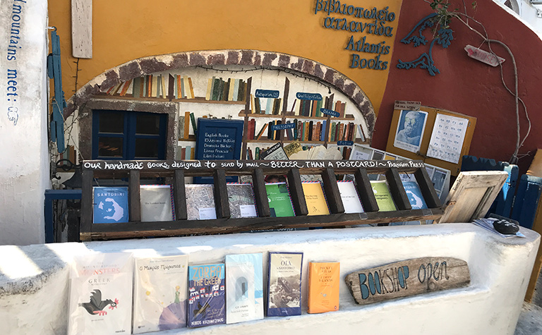 サントリーニ島の本屋「Atlantis Books」の外観