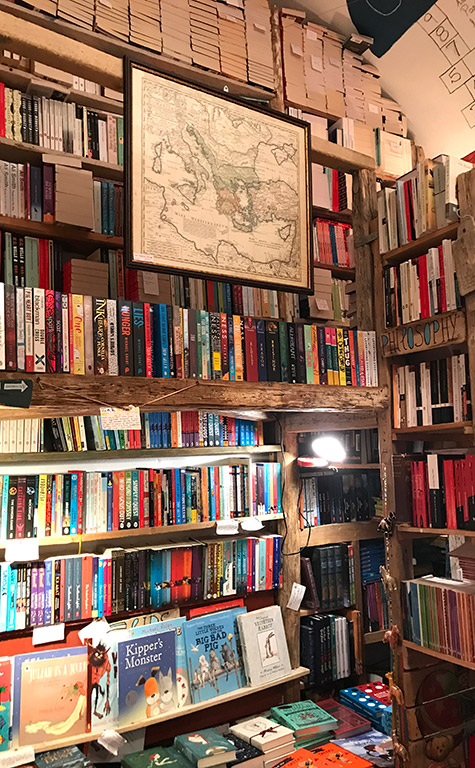 サントリーニ島の本屋「Atlantis Books」の内観