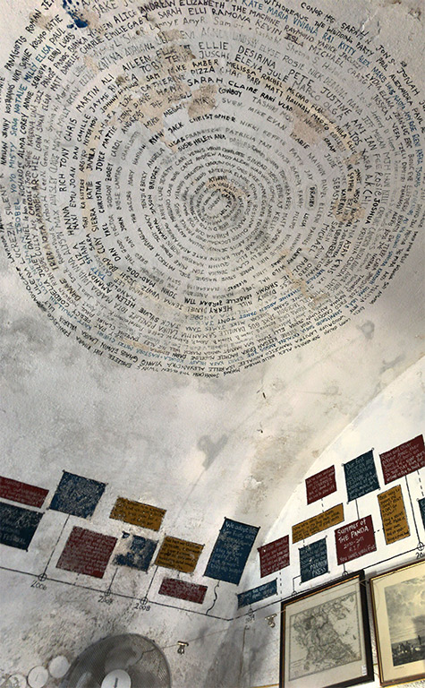 サントリーニ島の本屋「Atlantis Books」の天井