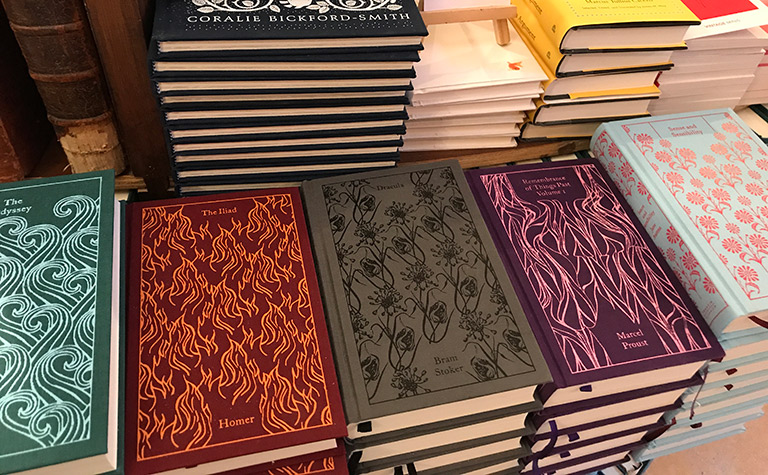 サントリーニ島の本屋「Atlantis Books」で売られていた本