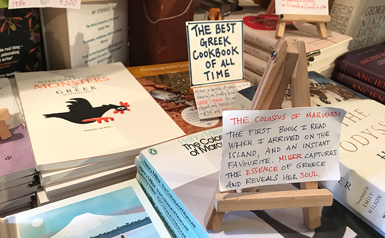 サントリーニ島の本屋「Atlantis Books」で売られていた本とPOP