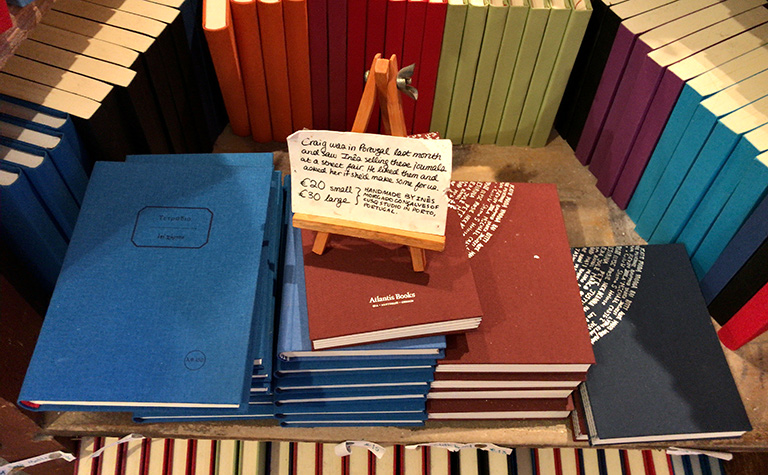 サントリーニ島の本屋「Atlantis Books」で売られていた本とPOP