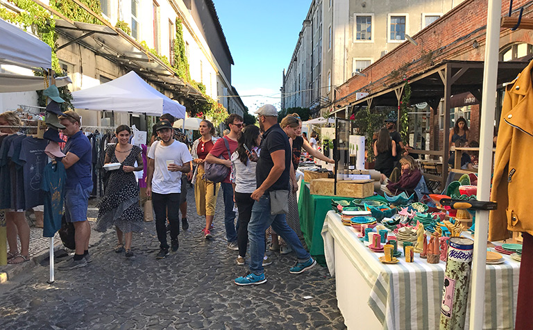 ポルトガル・リスボンにあるLxFactoryで開催されているフリーマーケットの様子
