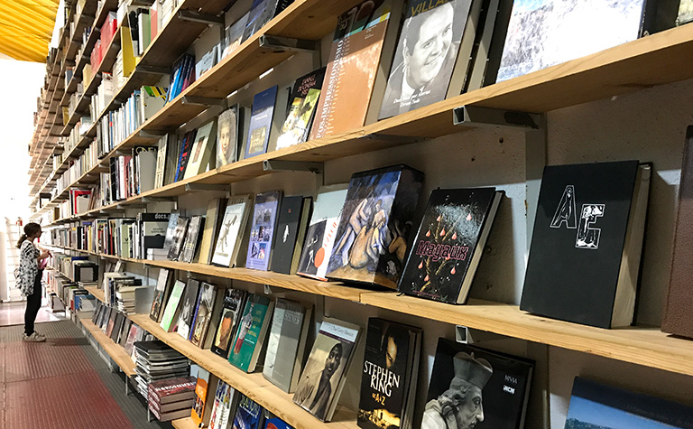 リスボンの本屋Ler Devagarの本棚