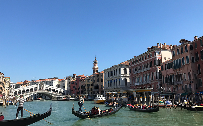 イタリア・ベネチアのゴンドラと運河