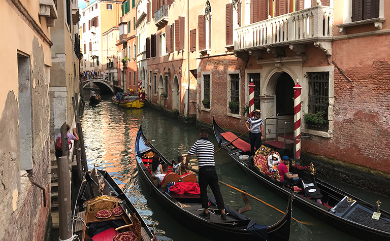 イタリア・ベネチアのゴンドラと細い運河