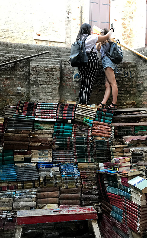 ベネチアの本屋Libreria Acqua Altaのフォトスポット