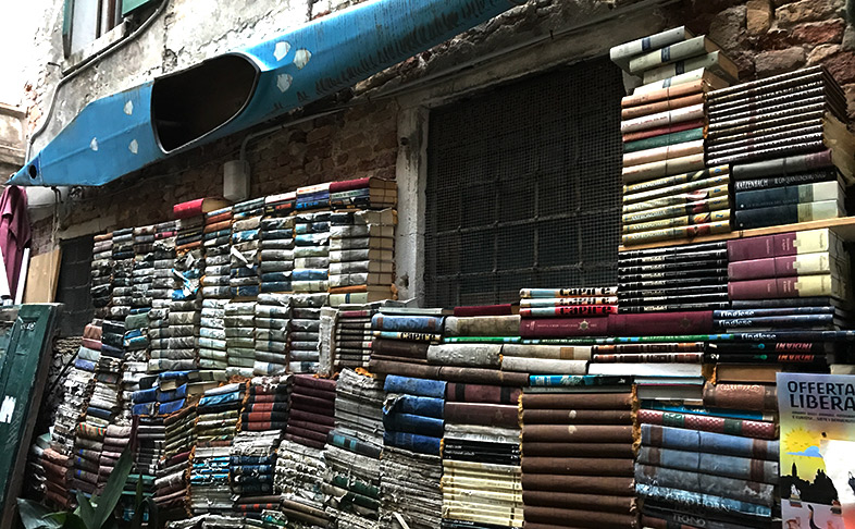 ベネチアの本屋Libreria Acqua Altaの中庭の様子