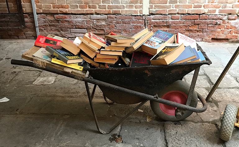 ベネチアの本屋Libreria Acqua Altaのディスプレイ