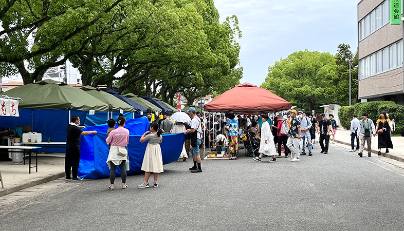 筥崎宮の参道古本市