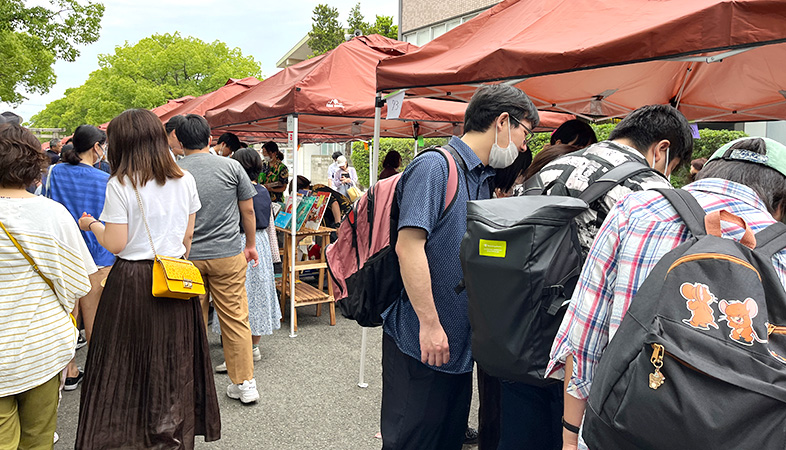 筥崎宮の参道古本市