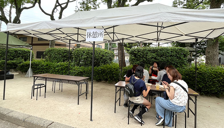 筥崎宮の参道古本市に設置された休憩場