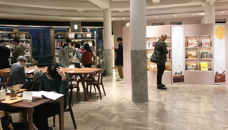 台湾・台中市にある本屋「中央書局」の2階