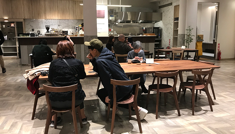 台湾・台中市にある本屋「中央書局」の2階