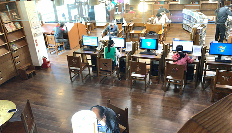 台北市立図書館北投分館の内観