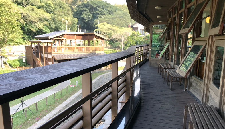 台北市立図書館北投分館のテラス