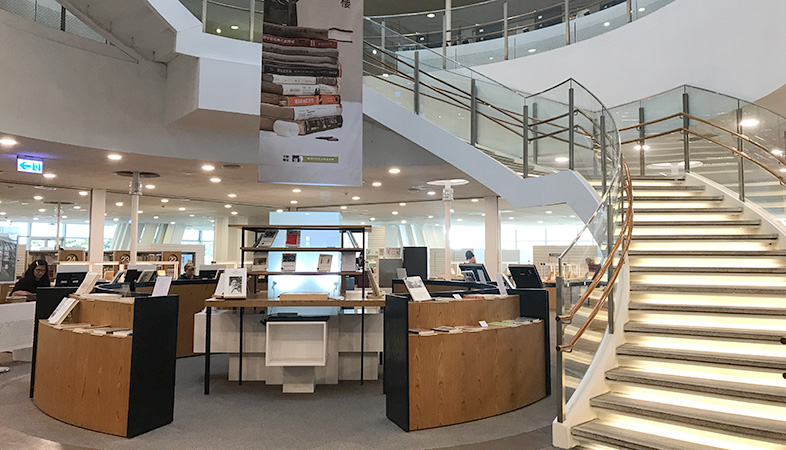 高雄市立図書館の螺旋階段