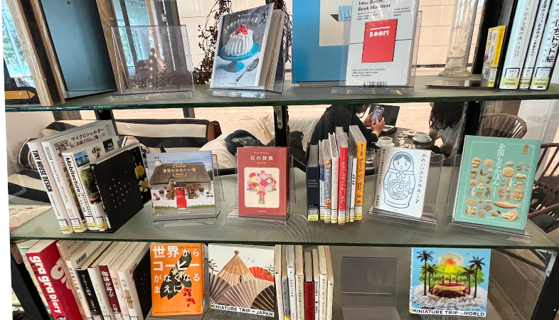 札幌観光におすすめ・MORIHICO.藝術劇場の本棚